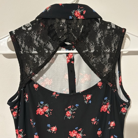 No Boundaries Junior’s Floral Print Button Down Dress w/ Lace Detail On Back - Picture 3 of 7